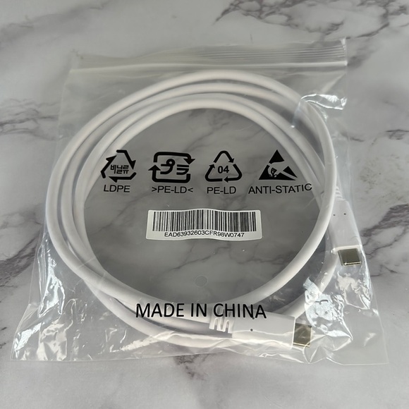 Thunderbolt 3 USB-C Cable - Picture 1 of 2